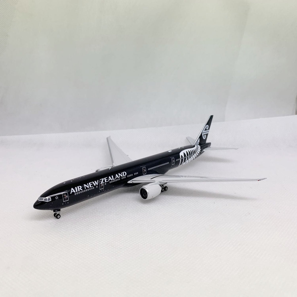 Air New Zealand B777-300ER ZK-OKQ Phoenix 1:400 11285