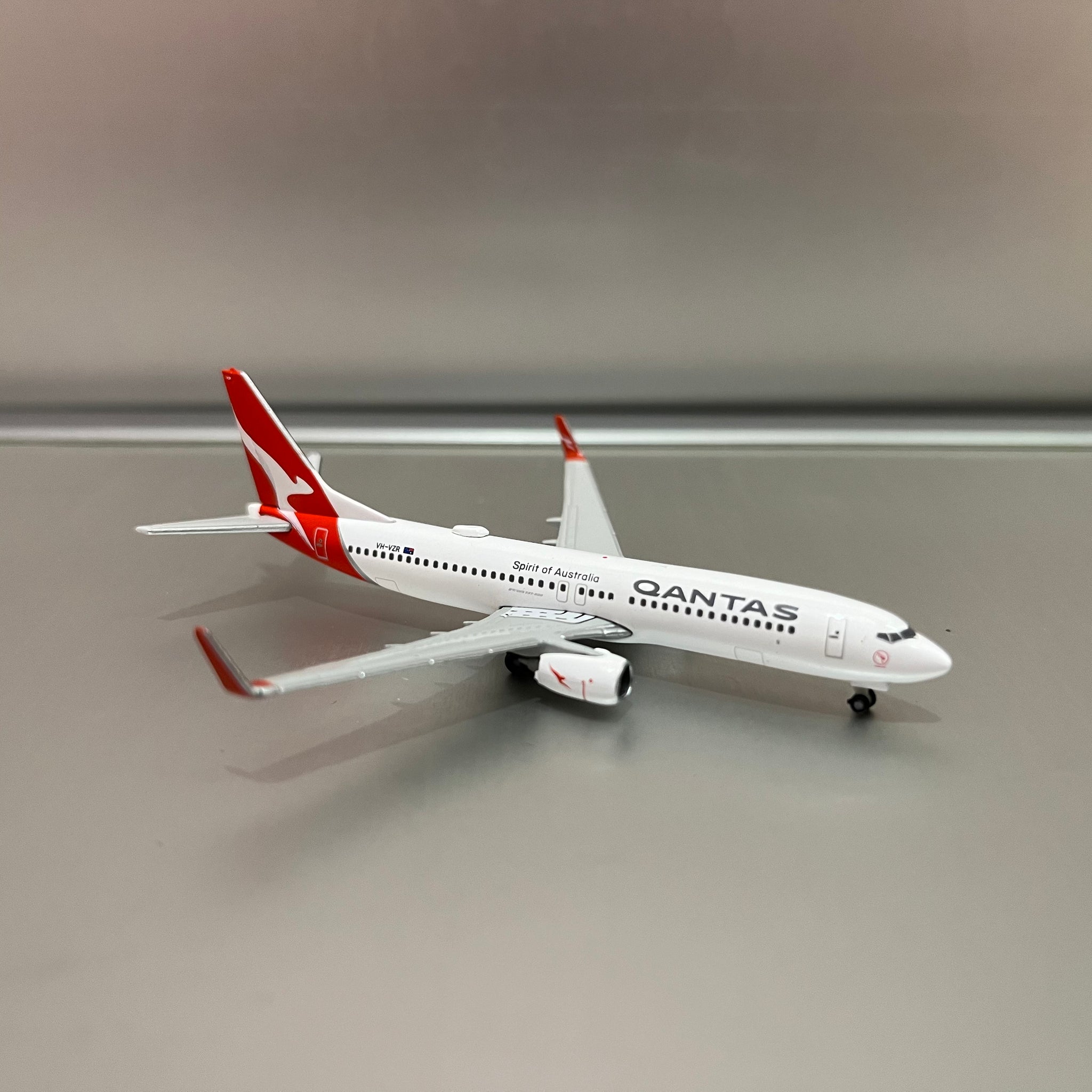 Qantas-B737-800-VH-VZR-Coral-Bay-Herpa-1:500