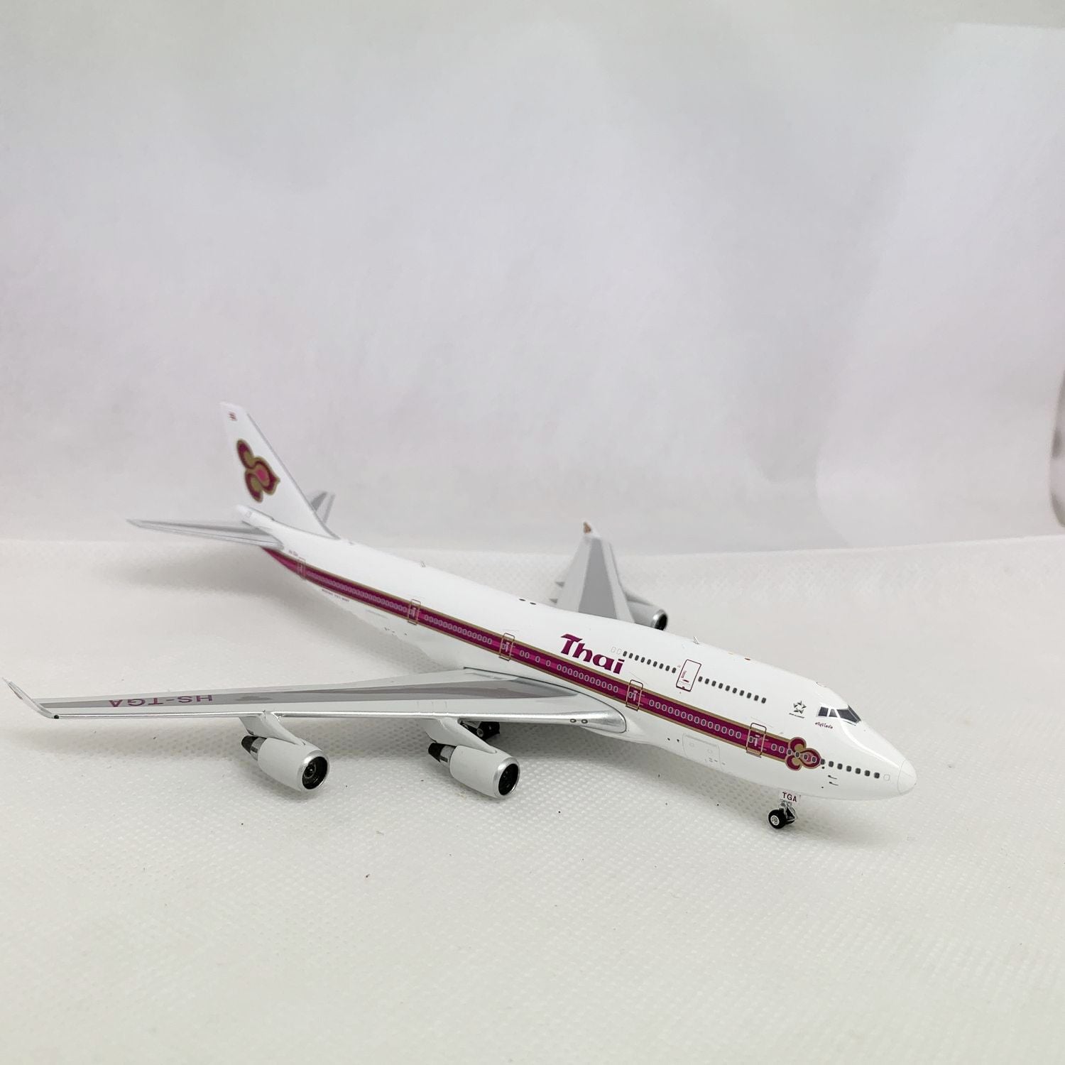 Thai Airways B747-400 HS-TGA Phoenix 1:400