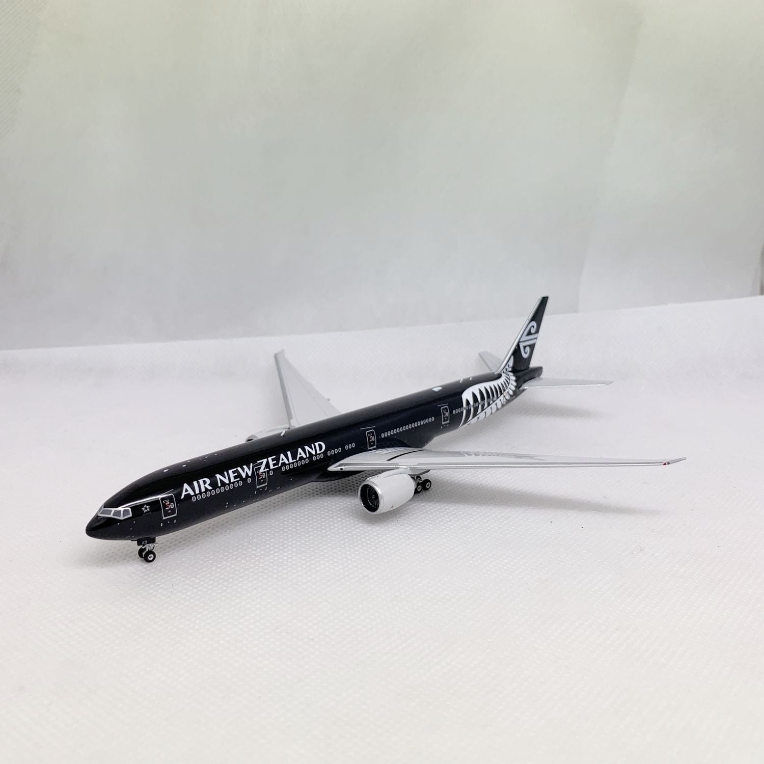 Air New Zealand B777-300ER ZK-OKQ Phoenix 1:400 11285