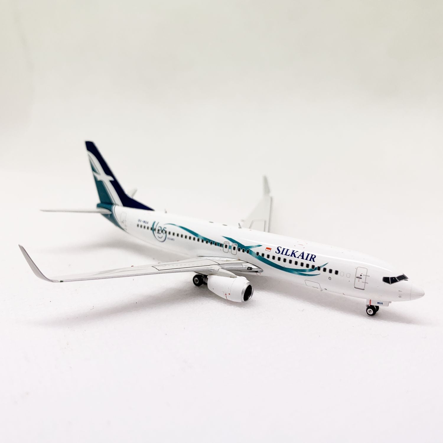 Silk Air B737-800 9V-MGA Phoenix 1:400